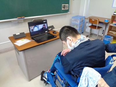 オンラインで対面する生徒 オンラインで対面する生徒