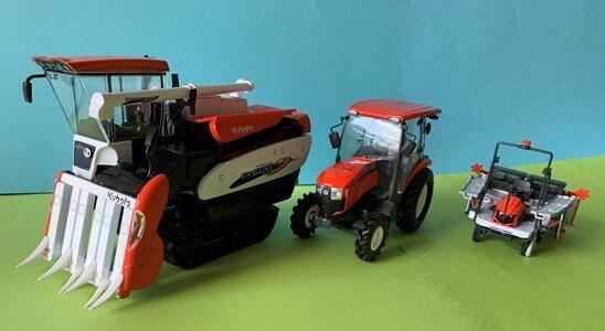 コンバイン、トラクター、田植え機の模型写真
