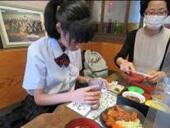 奈良に着いて昼食をとる生徒
