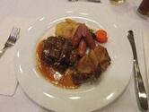 (ホテルの夕食：牛ロースステーキ＆鶏もも肉のステーキ