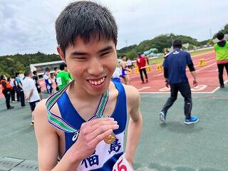 １００ｍで第１位に入賞し笑顔でメダルを手にする増子選手