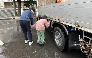 小学部児童が、回収に来ていたトラックを興味深く見ています。