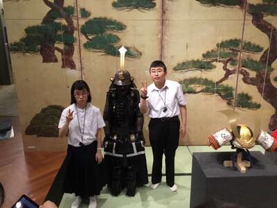 東京国立博物館見学。展示されている鎧を挟んで。