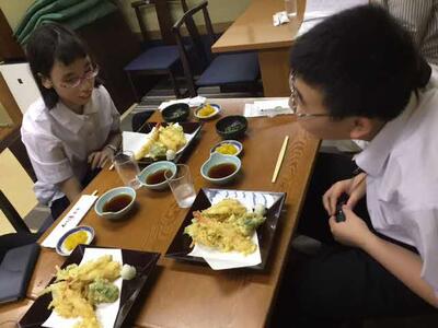 おいしそうな天ぷらが並んでいます。「朝早かったから、お昼ごはんが楽しみだね。」「早く食べたいね。」
