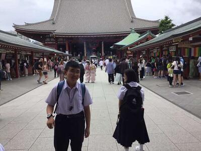 仲見世の賑わいのただなかで、浅草寺をバックに撮影しました。