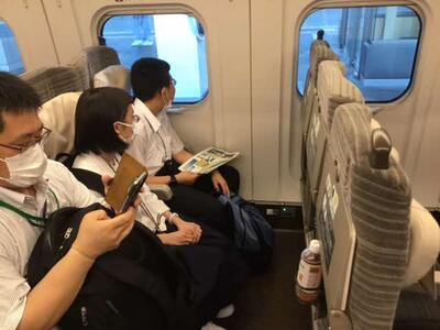 新幹線車内の指定席に座り、発車を待ちます。