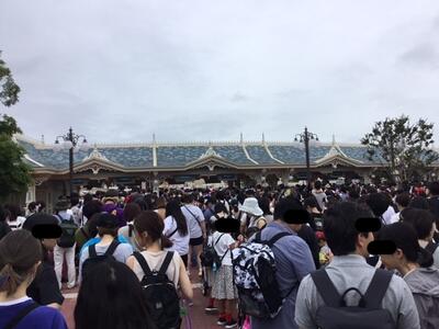 東京ディズニーランドに到着。入園ゲート前で開園を待つたくさんの人たち。