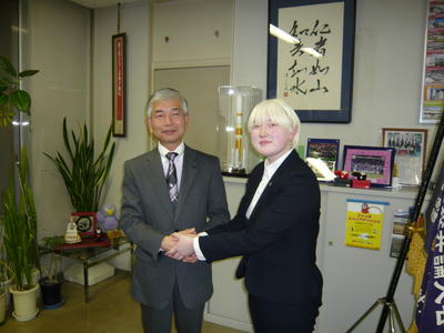 鈴木教育長と握手